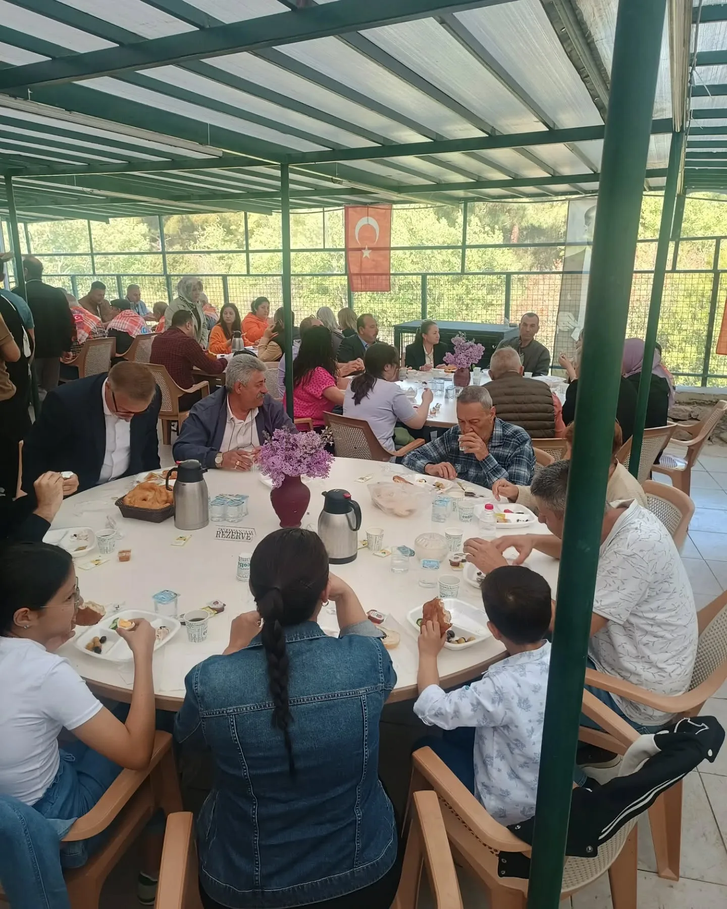 Bugün Geleneksel bayramlaşma kahvaltımızı yaptık. Akrabalarımızla bayramlaştık. Sayın kaym…