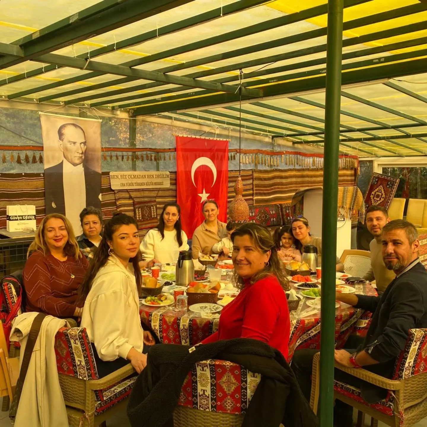 Bornova Gençlik merkezi Eğitimcileri ve yöneticileri Ögretmenler günü etkinliğinde OBA müz…