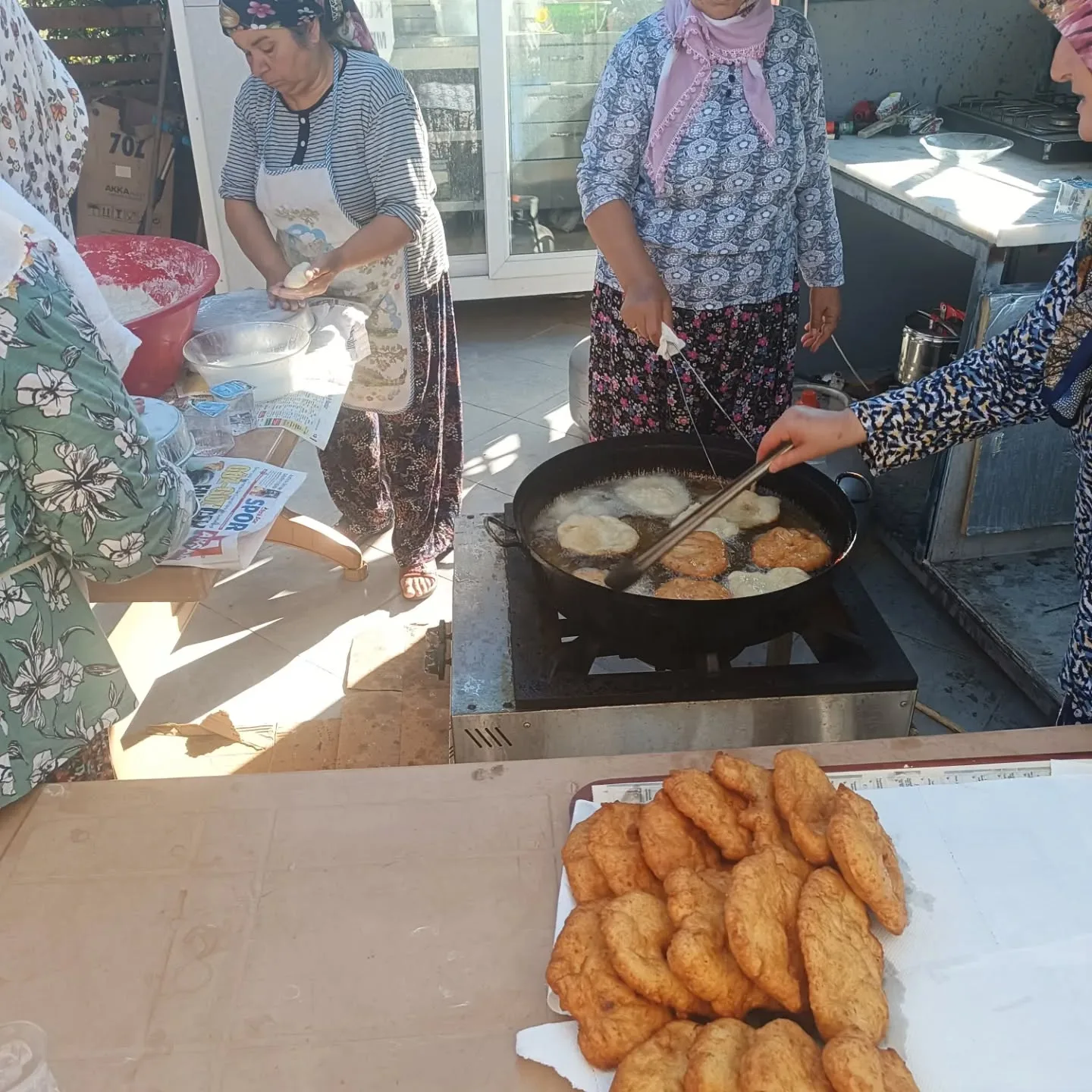 Geleneksel aylık kahvaltı ve aşure etkinliğimizi hep beraber yaptık katılım sağlayan akrab…