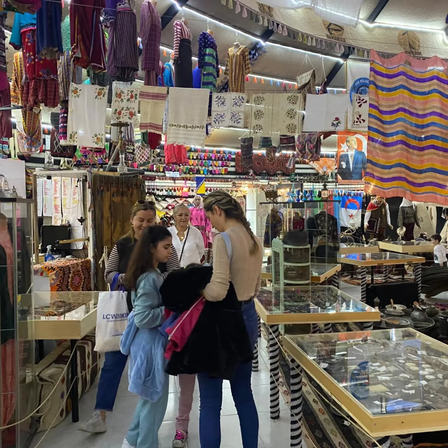 Bornova Gençlik merkezi Eğitimcileri ve yöneticileri Ögretmenler günü etkinliğinde OBA müz…