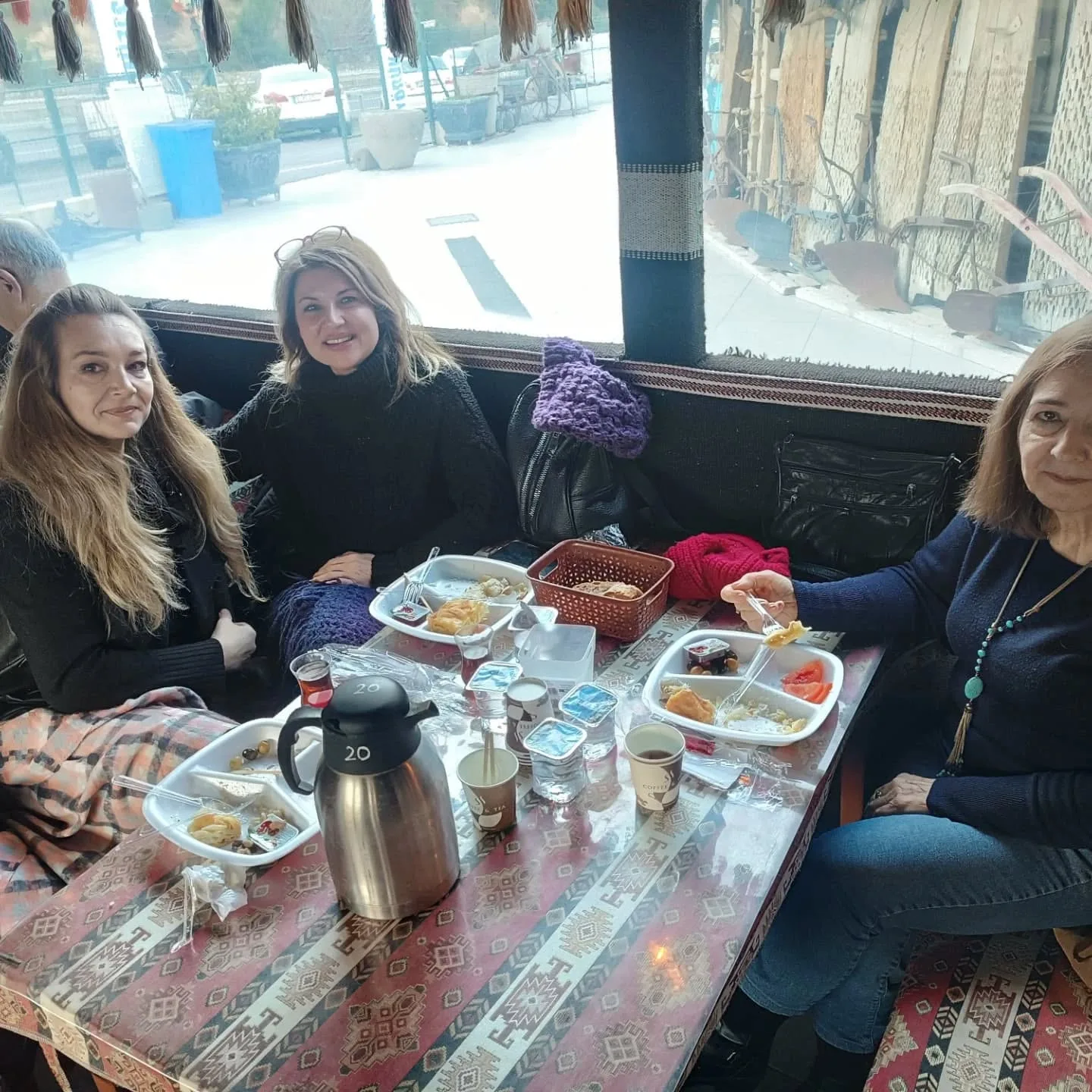 Bugün Oba müzemizin misafirleri Bornova Halk eğitim merkezi klasik müzik korosu katılımcıl…