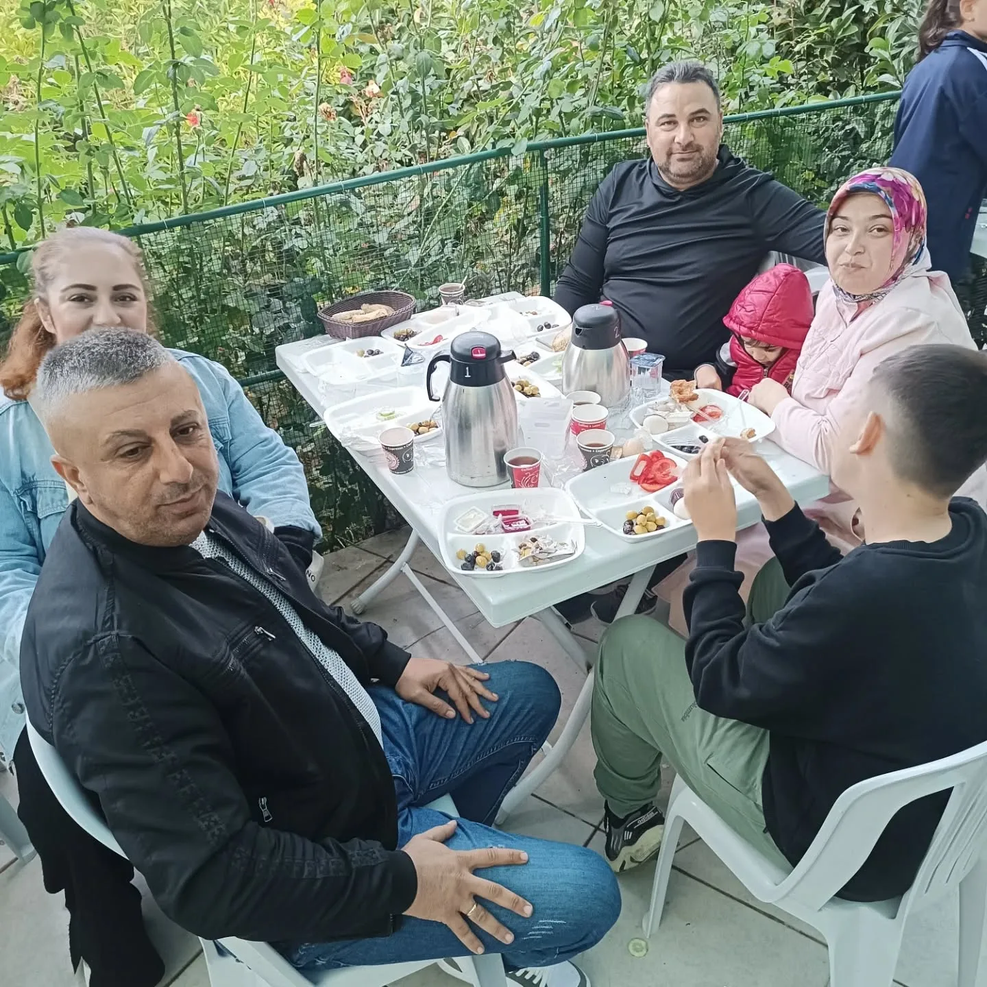 Bugün akrabalarımızla buluştuk.Yazdan kalma bir havada keyifli muhabbetler yapıldı . Hasre…