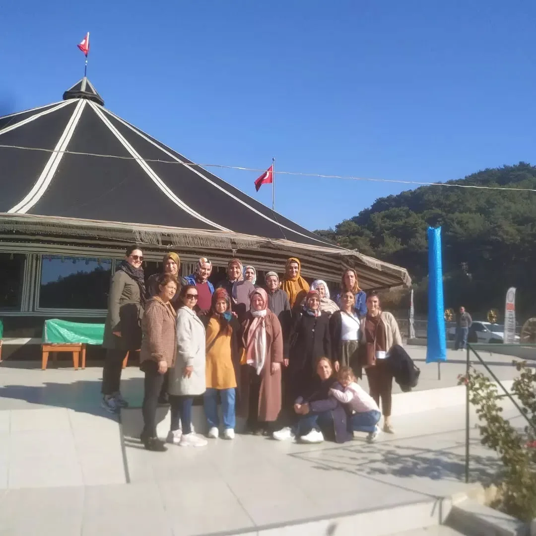 Bugün misafirlerimiz Nuri Oz ilköğretim okulu  3D sınıfı öğrencileri ve velileri