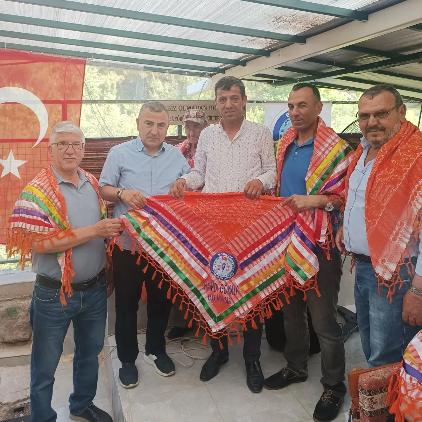 Yeni seçilen Muhtarlarımıza yağlıklarını takdim ettik. Sayın kaymakamımız Muzaffer Şahiner…