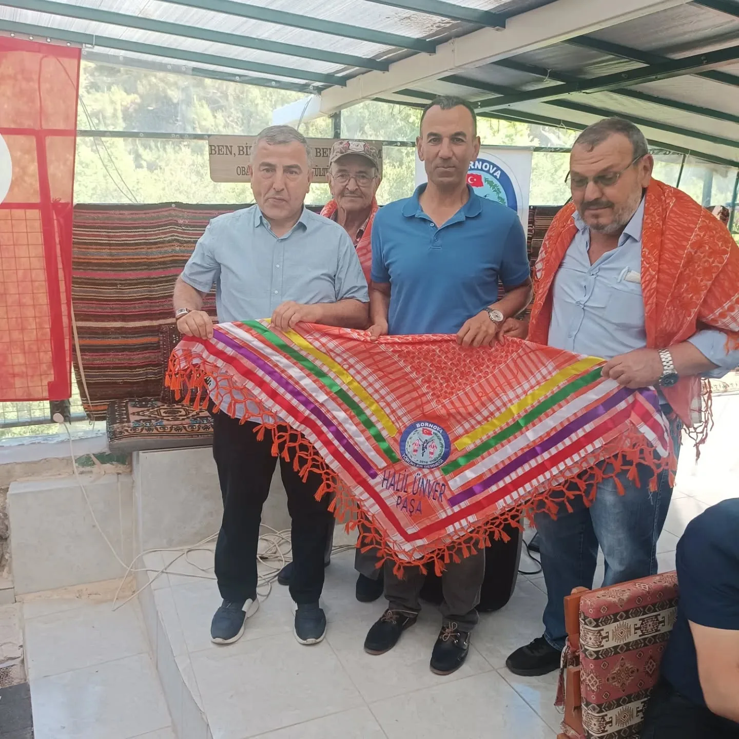 Yeni seçilen Muhtarlarımıza yağlıklarını takdim ettik. Sayın kaymakamımız Muzaffer Şahiner…