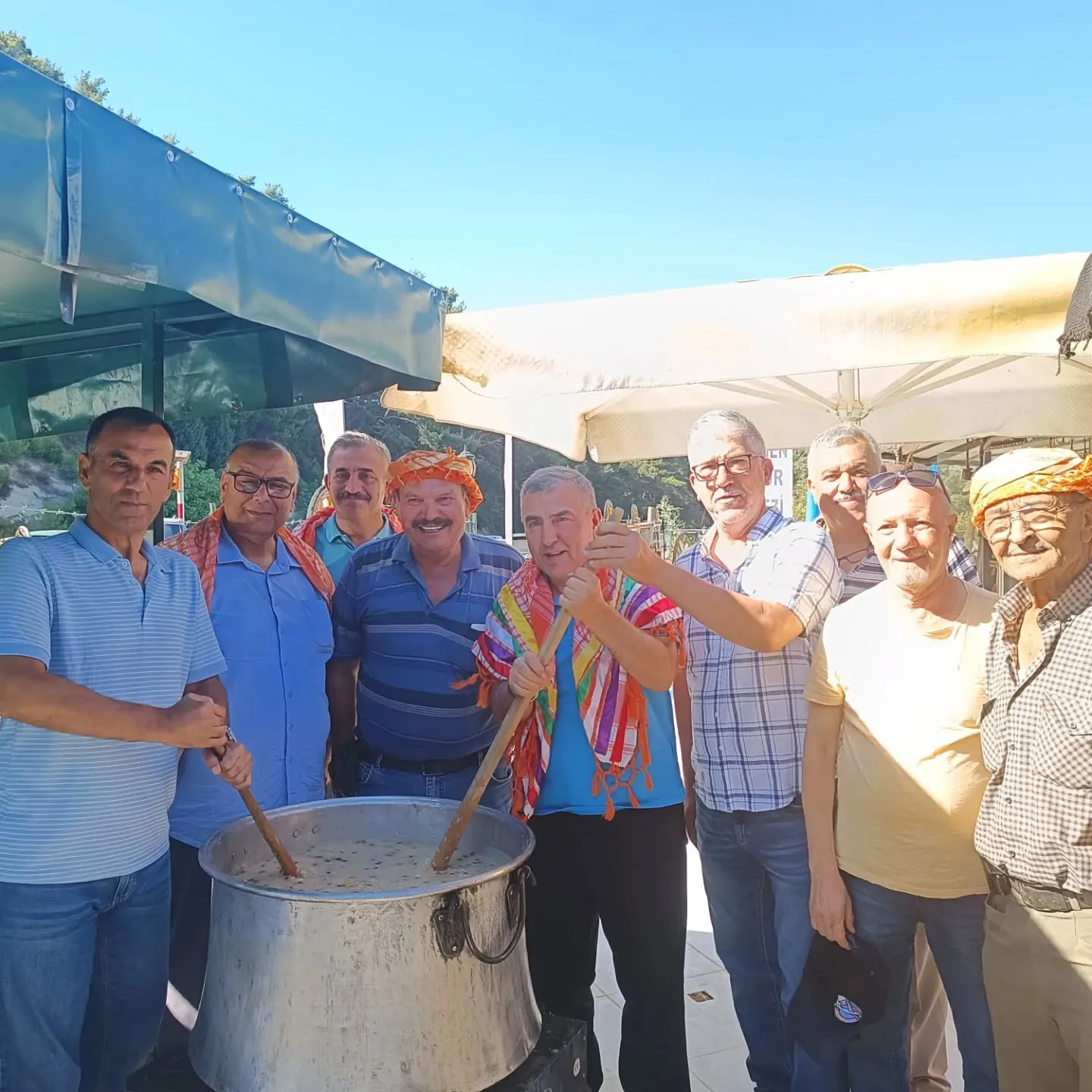 Geleneksel aylık kahvaltı ve aşure etkinliğimizi hep beraber yaptık katılım sağlayan akrab…