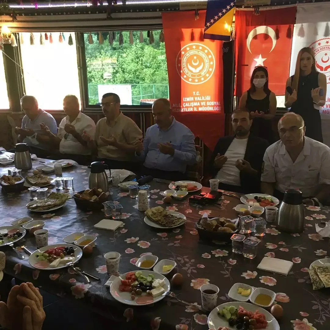 Bugün şehit ailelerimiz ile gazilerimizi misafir etmekten onur duyduk.. İzmir aile ve çalı…