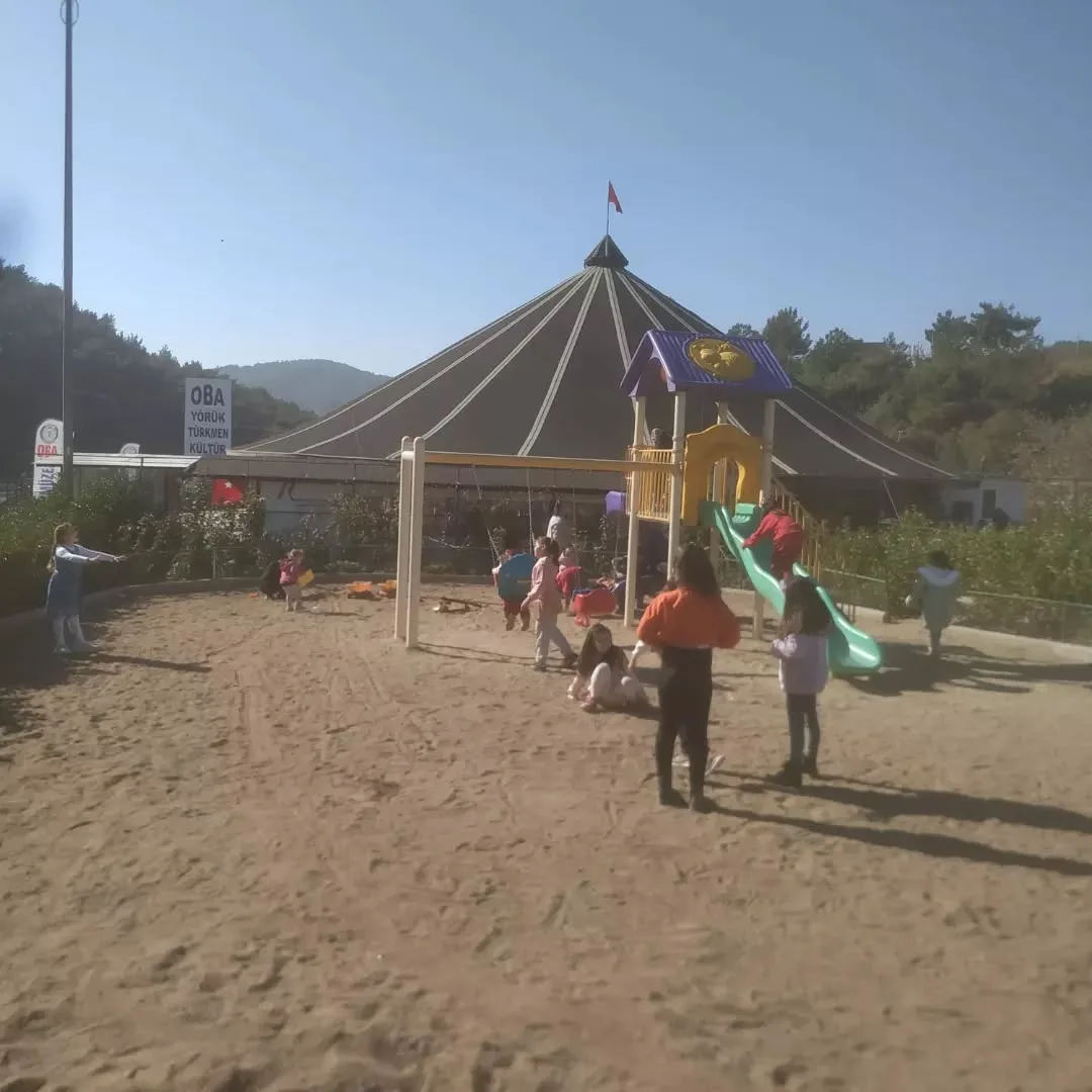 Bugün misafirlerimiz Nuri Oz ilköğretim okulu  3D sınıfı öğrencileri ve velileri