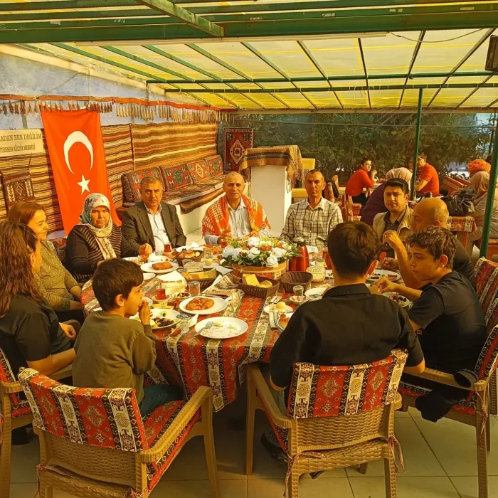 Bugün akrabalarımızla buluştuk.Yazdan kalma bir havada keyifli muhabbetler yapıldı . Hasre…
