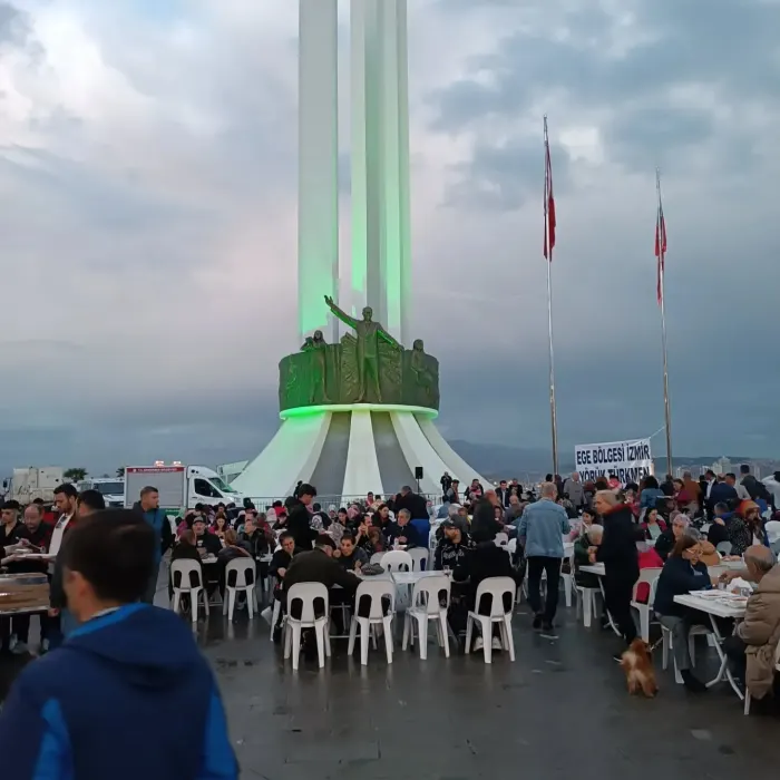 Ege Bölgesi İzmir Yörük Türkmen Federasyonu olarak Karşıyaka Anayasa Meydanindaki iftar ye…