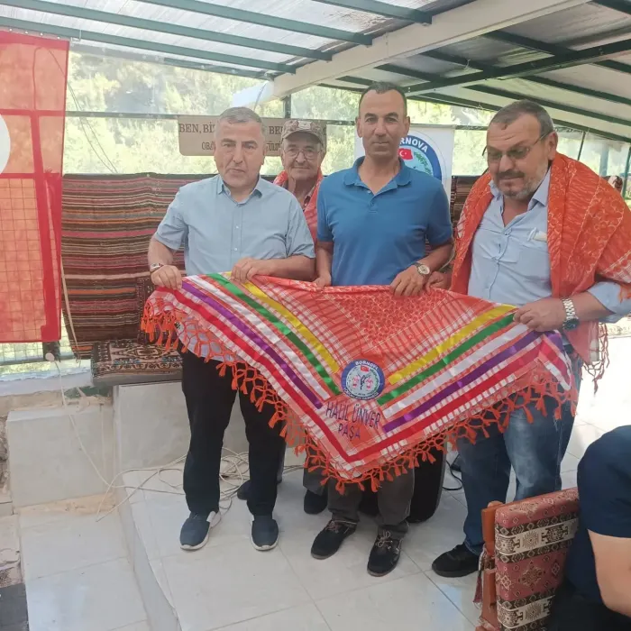 Yeni seçilen Muhtarlarımıza yağlıklarını takdim ettik. Sayın kaymakamımız Muzaffer Şahiner…